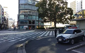 千葉中央署京成千葉中央駅前交番の前にあるスクランブル交差点を美術館通り方面に渡ります。