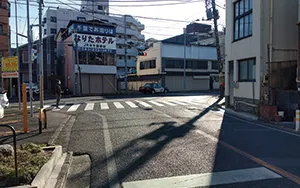 突き当たりのT字路を右折し、千葉駅方面に約500m道なりに進みます。