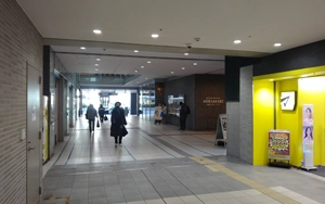 千葉中央駅の東口改札を出ます。