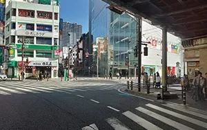 富士見2-14スクランブル交差点を右折します。
