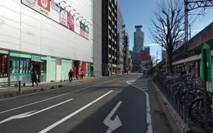 左手に「ファミリーマート 千葉富士見店」のある通りを約200m直進します。