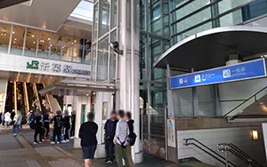 「千葉駅東口タクシー乗り場」は、JR千葉駅の中央改札を出て正面の階段・エスカレーターで地上階に下ると正面にモノレールの出入口があります。その両脇にタクシー乗り場への地下通路への入り口があるので、地下通路を進むとあります。