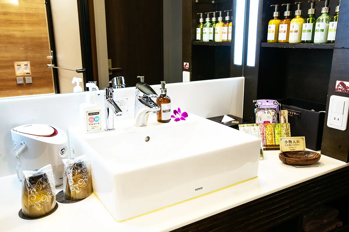 Washbasin with actless mirror