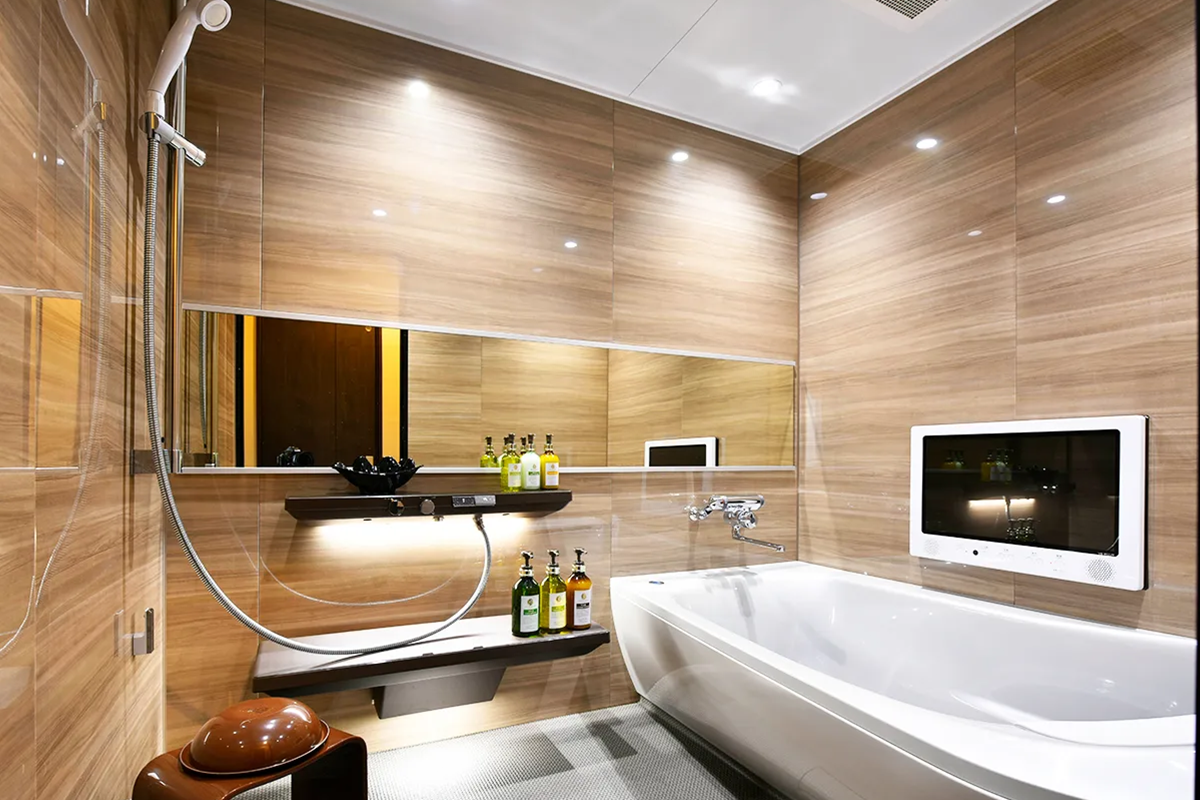Bathroom with jet bath or bubble bath
