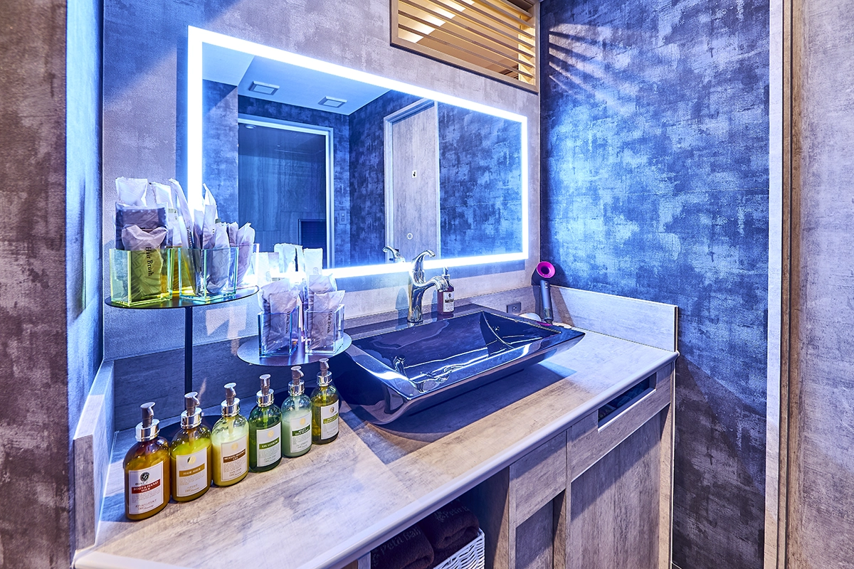 Washbasin with mirror