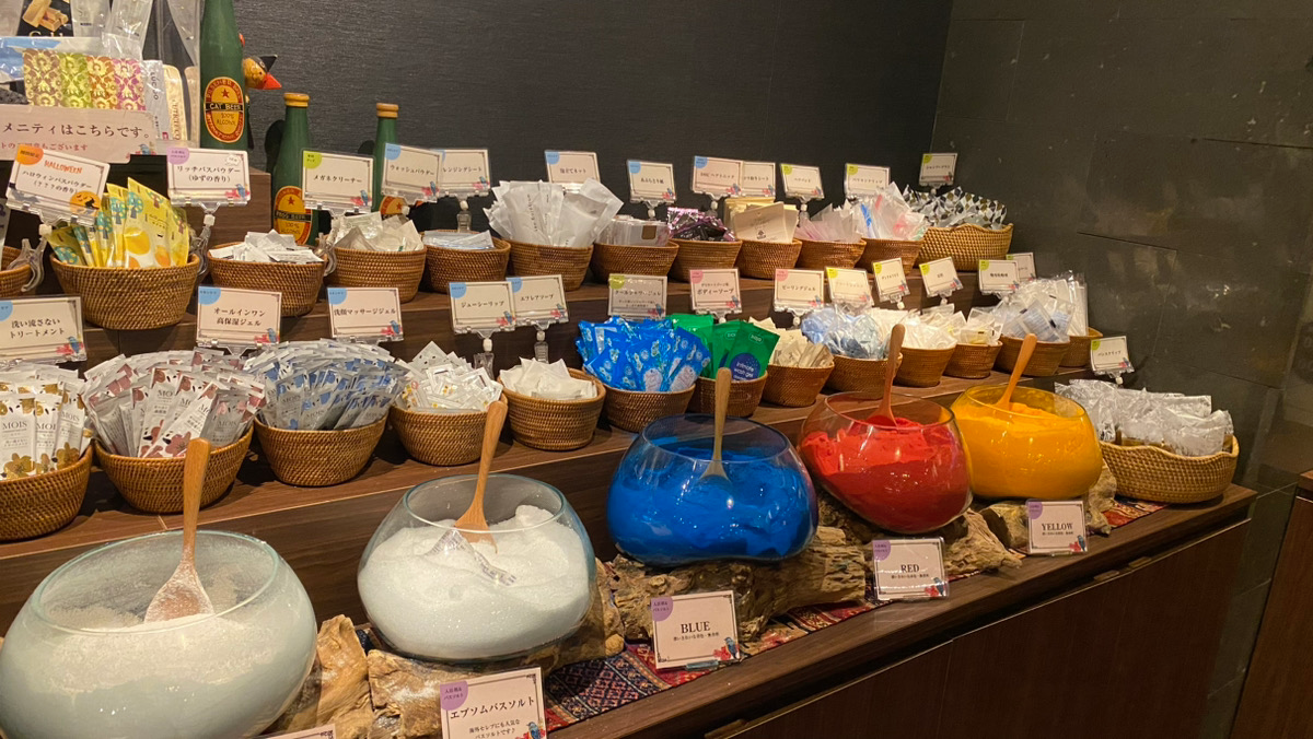 Variety of shampoo and amenities