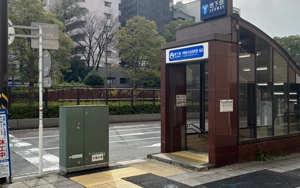 横浜市営地下鉄ブルーライン伊勢佐木長者町駅6B出口を出て直進し、弥生町一丁目交差点を右折します。