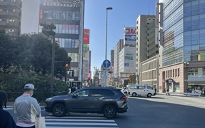 横断後に右折して新横浜通りを右に見ながら50mほど直進します。