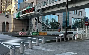 首都高速神奈川1号横羽線みなとみらい料金所を降りて右折します。
