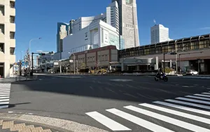 約300m進んだら、桜木町二丁目交差点を右折し、県道218号を直進します。