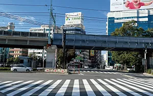 首都高速神奈川1号横羽線みなとみらい料金所を降りたら、関内駅南口交差点を左折します。